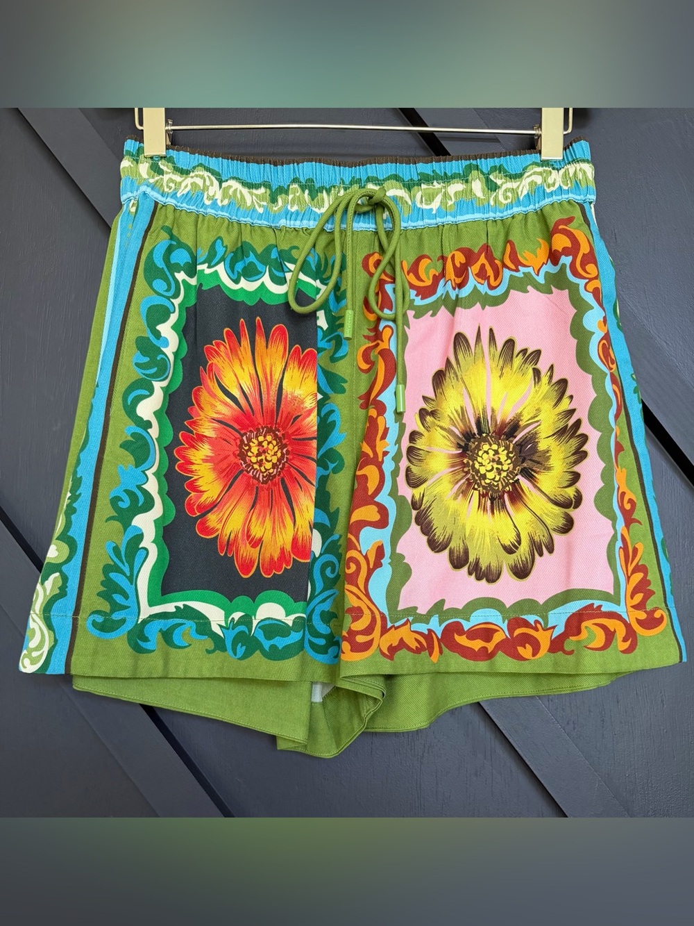 ALEMAIS Disco Daisy Printed Tencel Shorts, Size 6 - Picture 6 of 13